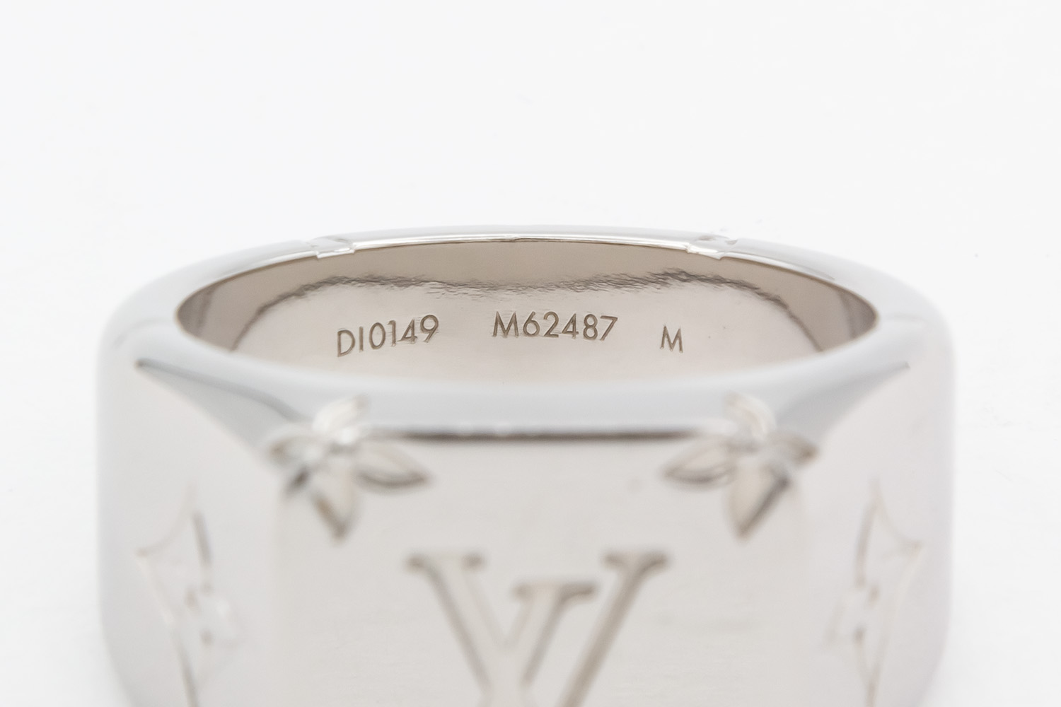 Shop Louis Vuitton Monogram signet ring (M62488) by SolidConnection