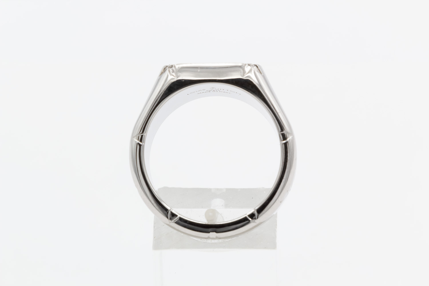 Louis Vuitton® Monogram Signet Ring in 2023  Louis vuitton ring, Louis  vuitton jewelry, Louis vuitton men